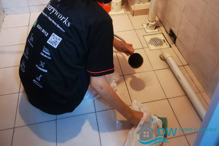 toilet-cleaning-services-dw-home-cleaning-services-singapore-1